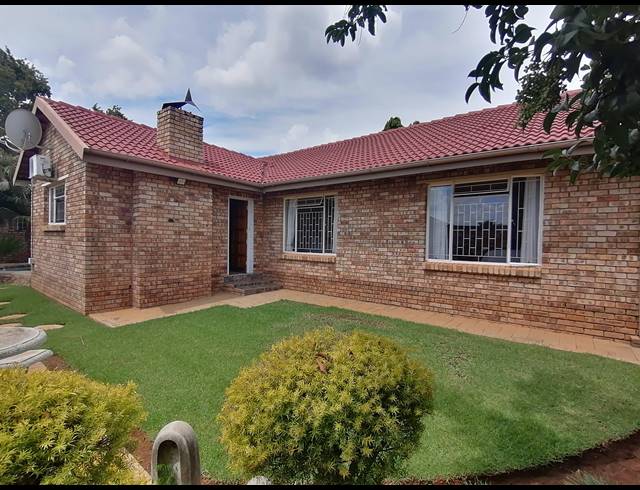 3 BEDROOM FREEHOLD FOR SALE IN MEIRINGSPARK